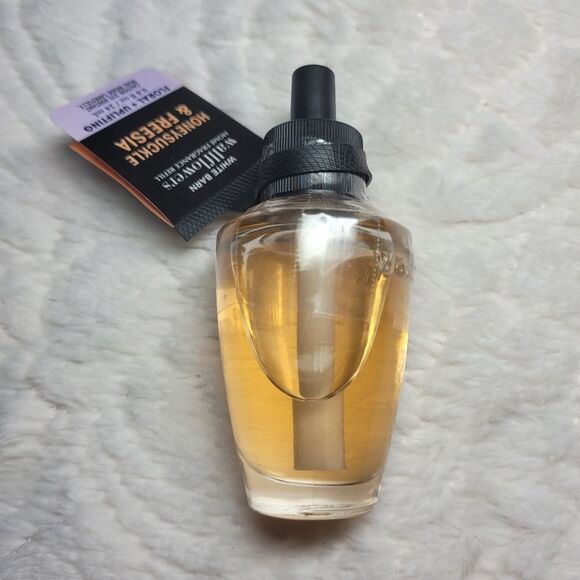 BBW White Barn Honeysuckle Freesia Wallflower Refill Bulb Floral Uplift New OOS - Picture 4 of 10